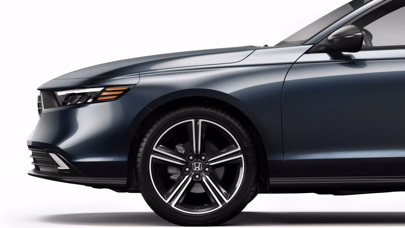 the-2026-honda-accord-tech-first-evolution-hybrid-dominance-and-sharpened-style-image-2